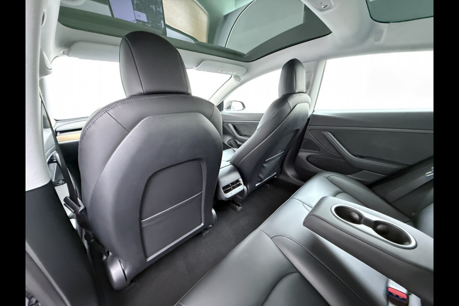 Tesla Model 3 RWD SR plus 325PK LFP Accu Trekhaak AutoPilot Leder Panoramadak Adaptive-Cruise Camera's Elektr.-Stuur+Stoelen+Spiegels+Geheugen Navi LED DAB Voorverwarmen Keyless One-Pedal-Drive Lmv 18" SOH 89% 1.000KG Trekgewicht 1e Eigenaar Origineel Nederlandse Auto Fabrieks Garantie op Accu en Motor tot 14-12-2028/160.000km