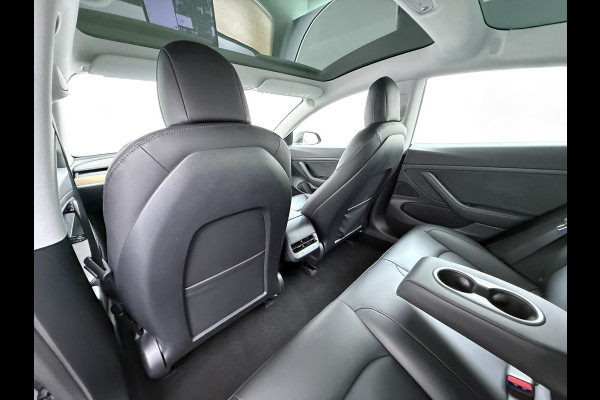 Tesla Model 3 RWD SR plus 325PK LFP Accu Trekhaak AutoPilot Leder Panoramadak Adaptive-Cruise Camera's Elektr.-Stuur+Stoelen+Spiegels+Geheugen Navi LED DAB Voorverwarmen Keyless One-Pedal-Drive Lmv 18" SOH 89% 1.000KG Trekgewicht 1e Eigenaar Origineel Nederlandse Auto Fabrieks Garantie op Accu en Motor tot 14-12-2028/160.000km