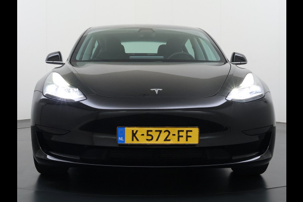 Tesla Model 3 RWD SR plus 325PK LFP Accu Trekhaak AutoPilot Leder Panoramadak Adaptive-Cruise Camera's Elektr.-Stuur+Stoelen+Spiegels+Geheugen Navi LED DAB Voorverwarmen Keyless One-Pedal-Drive Lmv 18" SOH 89% 1.000KG Trekgewicht 1e Eigenaar Origineel Nederlandse Auto Fabrieks Garantie op Accu en Motor tot 14-12-2028/160.000km