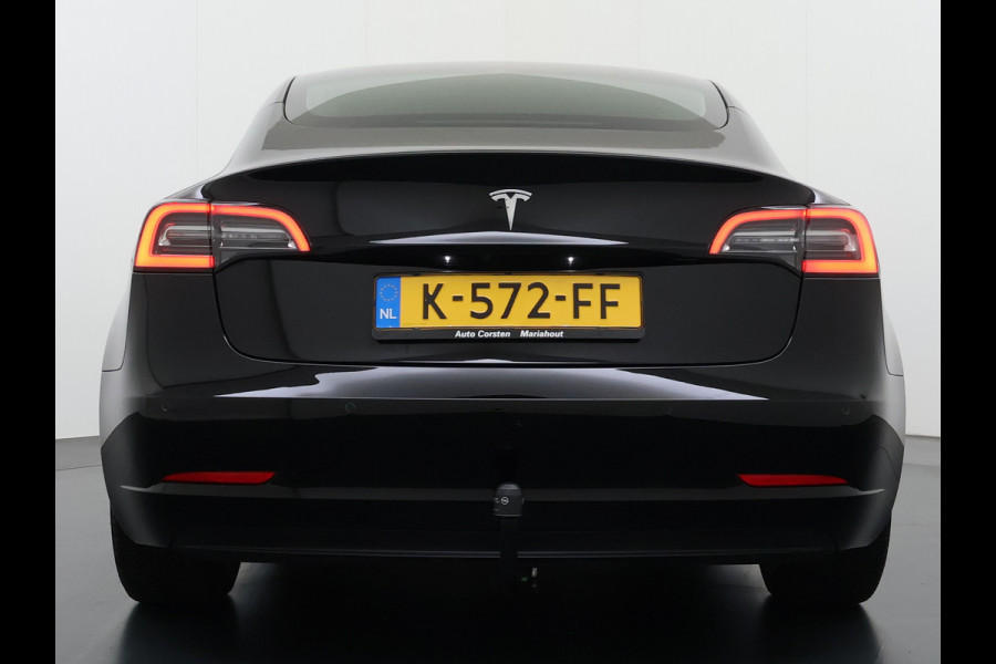 Tesla Model 3 RWD SR plus 325PK LFP Accu Trekhaak AutoPilot Leder Panoramadak Adaptive-Cruise Camera's Elektr.-Stuur+Stoelen+Spiegels+Geheugen Navi LED DAB Voorverwarmen Keyless One-Pedal-Drive Lmv 18" SOH 89% 1.000KG Trekgewicht 1e Eigenaar Origineel Nederlandse Auto Fabrieks Garantie op Accu en Motor tot 14-12-2028/160.000km