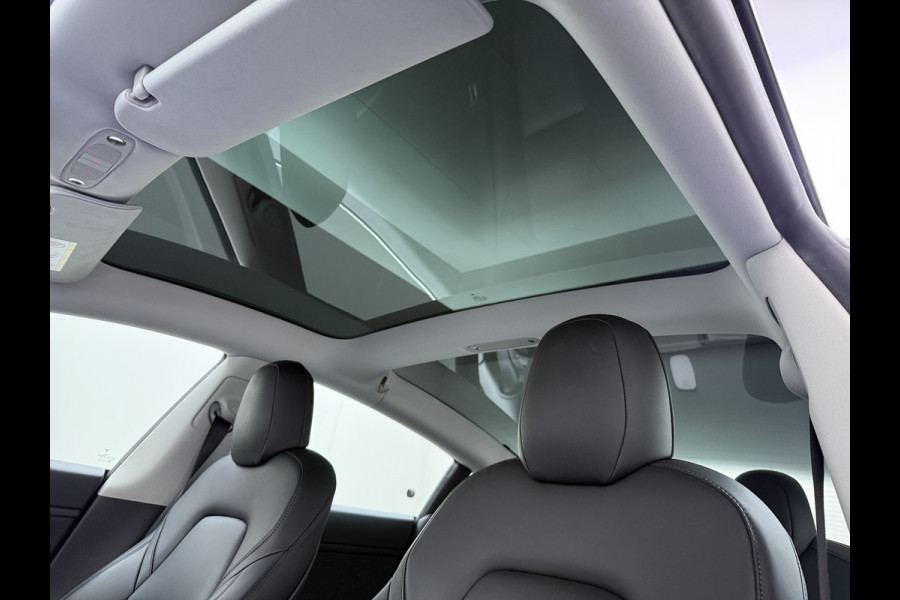 Tesla Model 3 RWD SR plus 325PK LFP Accu Trekhaak Lmv 18" AutoPilot Leder Panoramadak Adaptive-Cruise Camera's Elektr.-Stuur+Stoelen+Spiegels+ Navi LED DAB Voorverwarmen Keyless One-Pedal-Drive SOH 88% 1e Eigenaar Origineel Nederlandse Auto Fabrieksgarantie op Accu en Motor tot 15-12-2028/160.000km