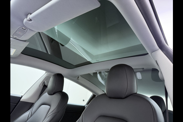 Tesla Model 3 RWD SR plus 325PK LFP Accu Trekhaak Lmv 18" AutoPilot Leder Panoramadak Adaptive-Cruise Camera's Elektr.-Stuur+Stoelen+Spiegels+ Navi LED DAB Voorverwarmen Keyless One-Pedal-Drive SOH 88% 1e Eigenaar Origineel Nederlandse Auto Fabrieksgarantie op Accu en Motor tot 15-12-2028/160.000km
