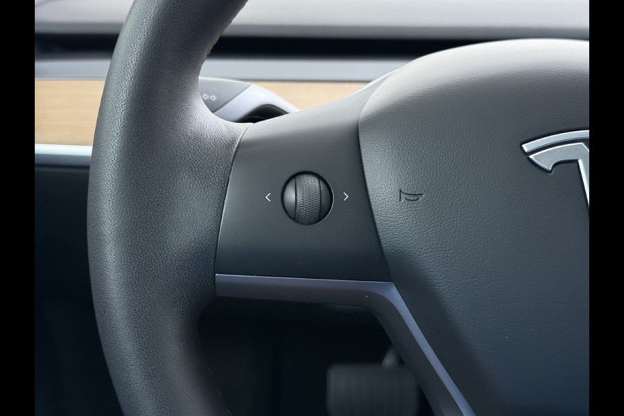 Tesla Model 3 RWD SR plus 325PK LFP Accu Trekhaak Lmv 18" AutoPilot Leder Panoramadak Adaptive-Cruise Camera's Elektr.-Stuur+Stoelen+Spiegels+ Navi LED DAB Voorverwarmen Keyless One-Pedal-Drive SOH 88% 1e Eigenaar Origineel Nederlandse Auto Fabrieksgarantie op Accu en Motor tot 15-12-2028/160.000km
