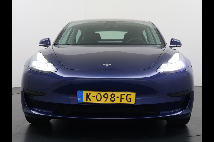 Tesla Model 3 RWD SR plus 325PK LFP Accu Trekhaak Lmv 18" AutoPilot Leder Panoramadak Adaptive-Cruise Camera's Elektr.-Stuur+Stoelen+Spiegels+ Navi LED DAB Voorverwarmen Keyless One-Pedal-Drive SOH 88% 1e Eigenaar Origineel Nederlandse Auto Fabrieksgarantie op Accu en Motor tot 15-12-2028/160.000km