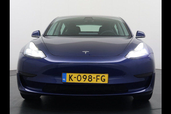 Tesla Model 3 RWD SR plus 325PK LFP Accu Trekhaak Lmv 18" AutoPilot Leder Panoramadak Adaptive-Cruise Camera's Elektr.-Stuur+Stoelen+Spiegels+ Navi LED DAB Voorverwarmen Keyless One-Pedal-Drive SOH 88% 1e Eigenaar Origineel Nederlandse Auto Fabrieksgarantie op Accu en Motor tot 15-12-2028/160.000km