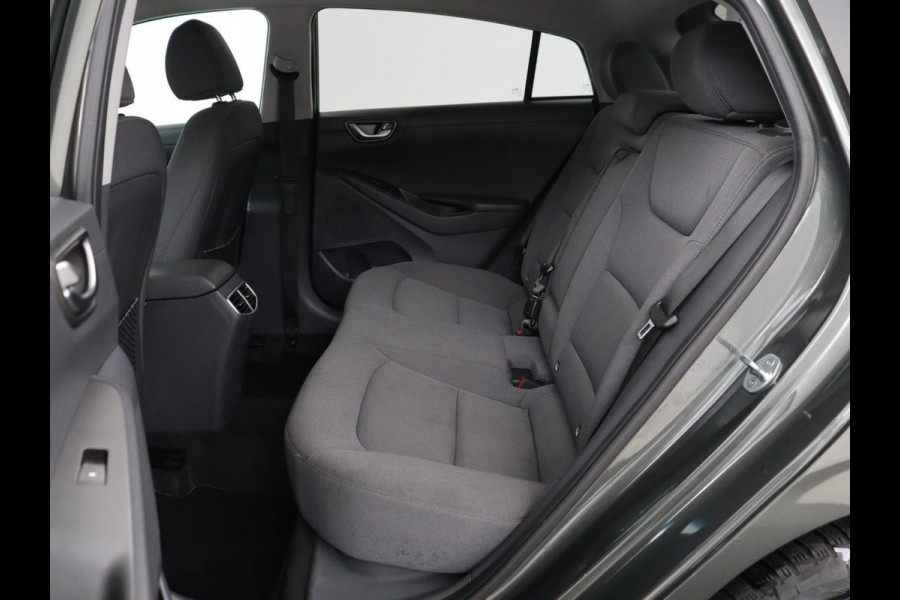 Hyundai IONIQ Comfort EV 38 kWh | SOH 100% | Stoelverwarming | Adaptive cruise | Warmtepomp | Carplay | Camera | Full LED | Keyless | Navigatie | Infinity Sound