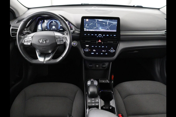 Hyundai IONIQ Comfort EV 38 kWh | SOH 100% | Stoelverwarming | Adaptive cruise | Warmtepomp | Carplay | Camera | Full LED | Keyless | Navigatie | Infinity Sound
