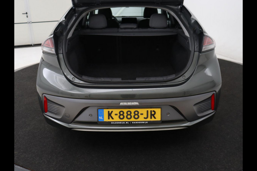 Hyundai IONIQ Comfort EV 38 kWh | SOH 100% | Stoelverwarming | Adaptive cruise | Warmtepomp | Carplay | Camera | Full LED | Keyless | Navigatie | Infinity Sound
