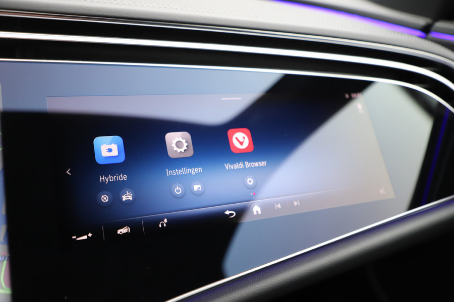 Mercedes-Benz E-Klasse 300e Exclusive Line | 313PK | Hyperscreen | Massage | Achterasbesturing | Luchtvering | Head-up | Burmester 4D | Digital-light |