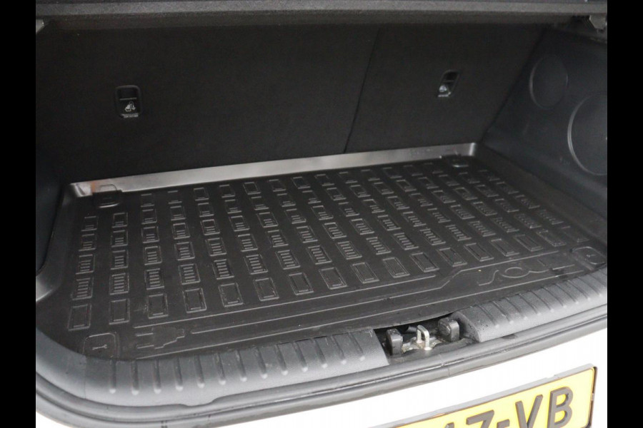 Kia e-Soul ExecutiveLine 64 kWh | SOH 100% | 3 Fase | 1e eigenaar | Trekhaak | Wamtepomp | Stoelventilatie | Leder | Adaptive cruise | Harman/Kardon | Camera | Stoelverwarming | Carplay | Navigatie