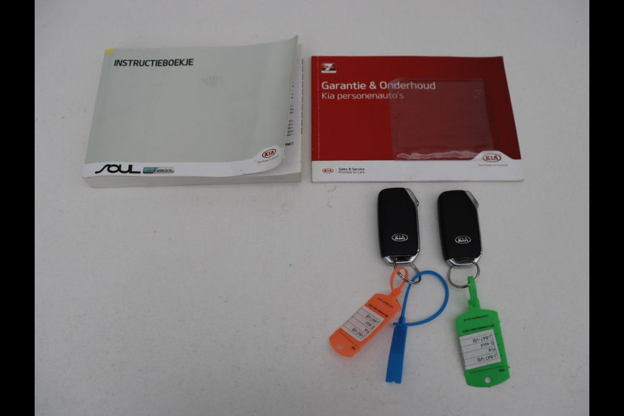 Kia e-Soul ExecutiveLine 64 kWh | SOH 100% | 3 Fase | 1e eigenaar | Trekhaak | Wamtepomp | Stoelventilatie | Leder | Adaptive cruise | Harman/Kardon | Camera | Stoelverwarming | Carplay | Navigatie