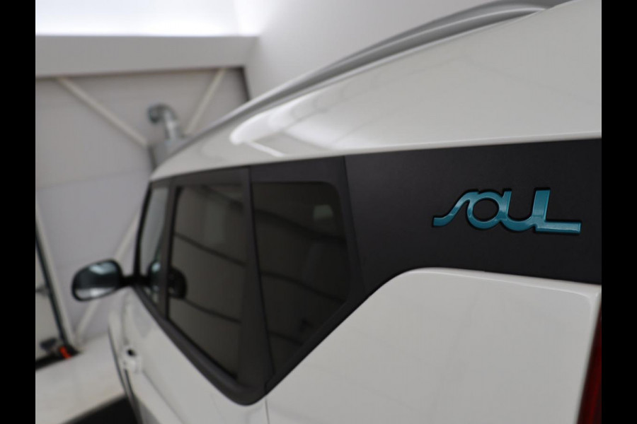 Kia e-Soul ExecutiveLine 64 kWh | SOH 100% | 3 Fase | 1e eigenaar | Trekhaak | Wamtepomp | Stoelventilatie | Leder | Adaptive cruise | Harman/Kardon | Camera | Stoelverwarming | Carplay | Navigatie
