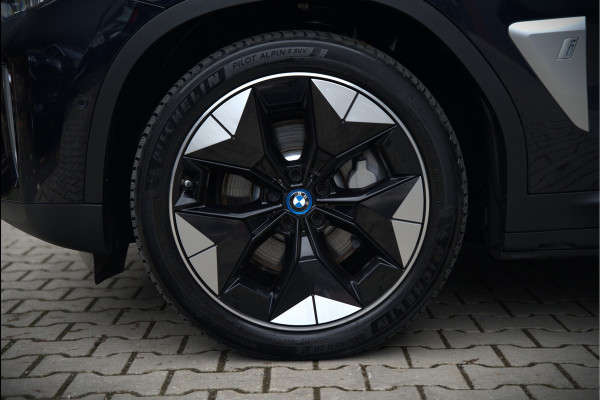 BMW iX3 High Executive 80 kWh | Panoramadak | Keyless | Stoelverwarming | Harman Kardon | Memory Seat | Head-Up Display | 360 Camera | Adaptief Onderstel | Trekhaak | Adaptive LED | Elektrische Stoelen | Apple Carplay |