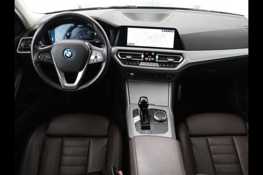 BMW 3-serie 320e Business Edition Plus | Panoramadak | Adaptive cruise | Leder | Sportstoelen | Stoelverwarming | Live Cockpit | Camera | Safety Pack | LaserLight | Carplay | Keyless | PHEV | Plug In