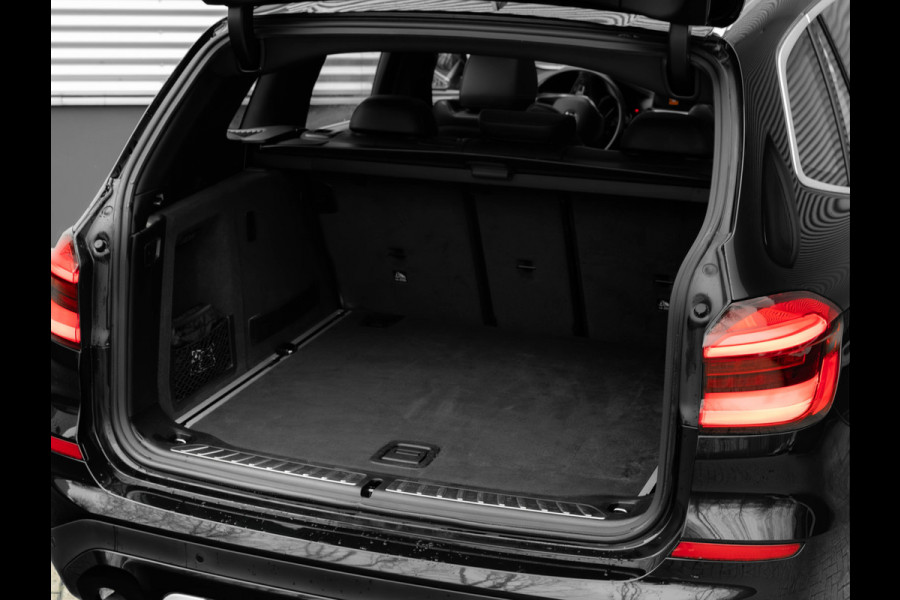 BMW X3 sDrive20i xLine - Pano - Trekhaak - Head-Up - Camera - Hifi