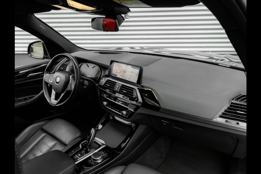 BMW X3 sDrive20i xLine - Pano - Trekhaak - Head-Up - Camera - Hifi