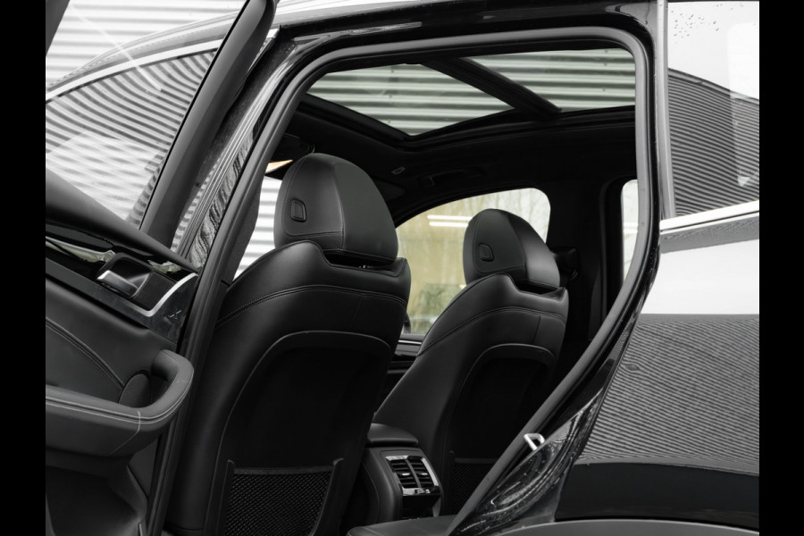 BMW X3 sDrive20i xLine - Pano - Trekhaak - Head-Up - Camera - Hifi