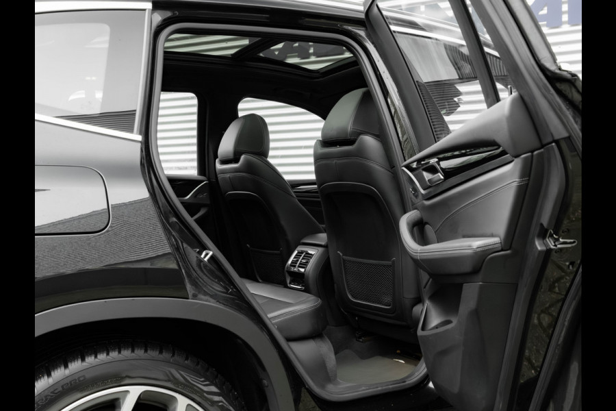 BMW X3 sDrive20i xLine - Pano - Trekhaak - Head-Up - Camera - Hifi