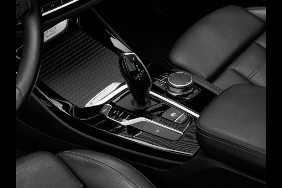 BMW X3 sDrive20i xLine - Pano - Trekhaak - Head-Up - Camera - Hifi