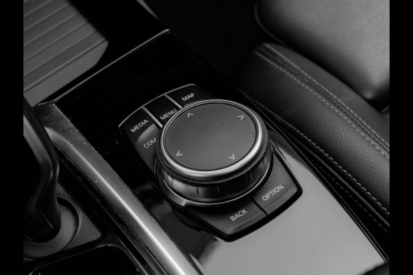 BMW X3 sDrive20i xLine - Pano - Trekhaak - Head-Up - Camera - Hifi