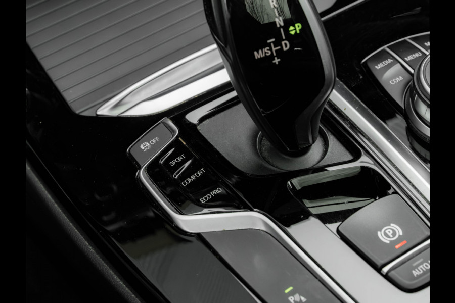 BMW X3 sDrive20i xLine - Pano - Trekhaak - Head-Up - Camera - Hifi