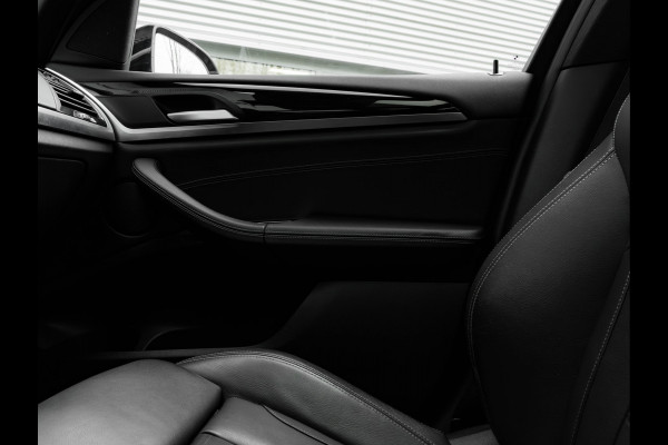 BMW X3 sDrive20i xLine - Pano - Trekhaak - Head-Up - Camera - Hifi