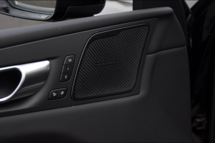 Volvo XC60 T6 350PK Automaat AWD Ultra Black Edition Facelift/ Head-up display/ Harman Kardon audio/ BLIS/ Elektrischbedienbare stoelen met geheugen / Panoramadak/ Adaptive cruise control/ Pilot assist/ Apple Carplay/ Android auto/