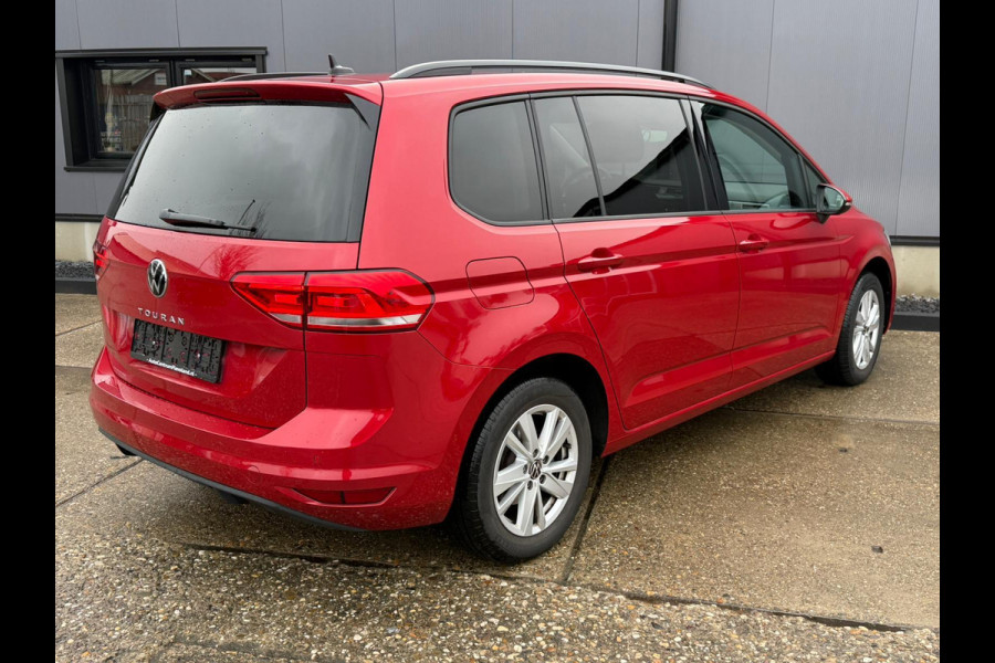 Volkswagen Touran 1.5 TSI DSG 150 pk Highline 5 persoons trekhaak LED