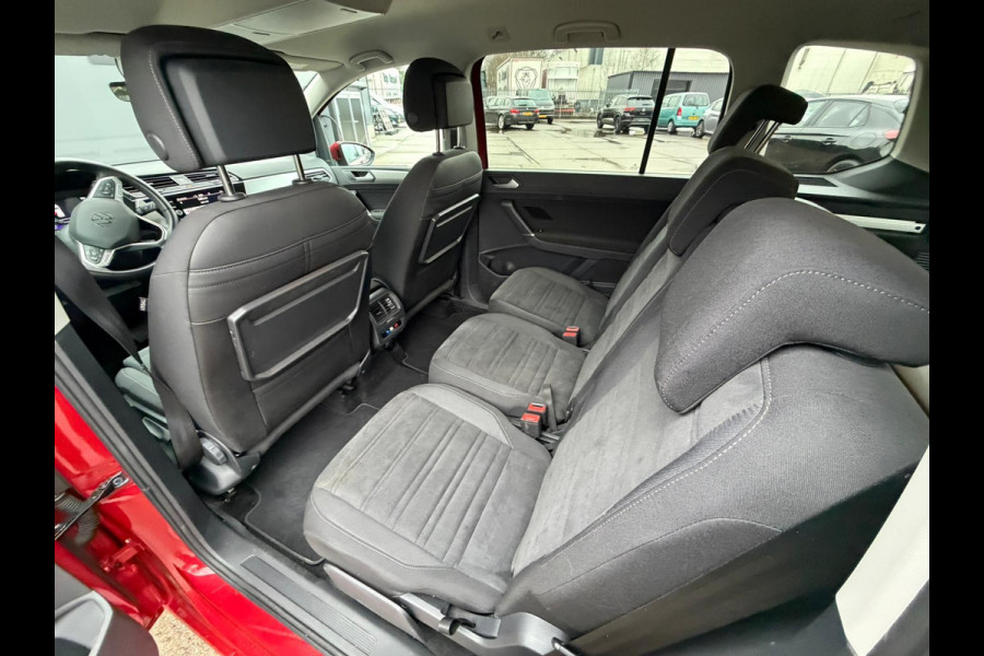 Volkswagen Touran 1.5 TSI DSG 150 pk Highline 5 persoons trekhaak LED