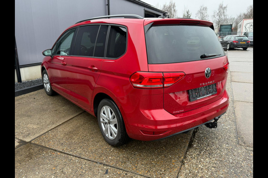 Volkswagen Touran 1.5 TSI DSG 150 pk Highline 5 persoons trekhaak LED