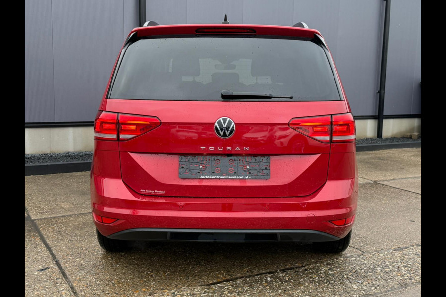 Volkswagen Touran 1.5 TSI DSG 150 pk Highline 5 persoons trekhaak LED
