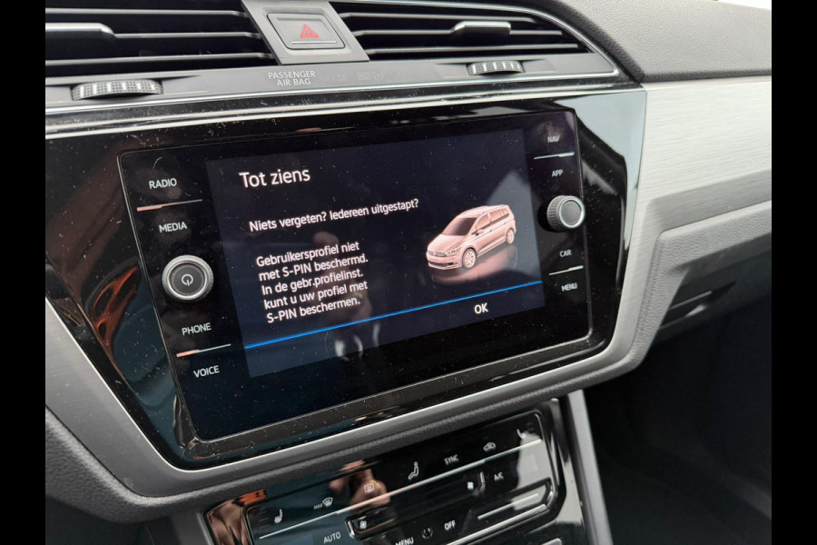 Volkswagen Touran 1.5 TSI DSG 150 pk Highline 5 persoons trekhaak LED