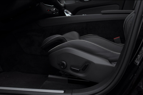 Volvo XC60 T6 350PK Automaat AWD Ultra Black Edition Facelift/ Head-up display/ Harman Kardon audio/ BLIS/ Elektrischbedienbare stoelen met geheugen / Panoramadak/ Adaptive cruise control/ Pilot assist/ Apple Carplay/ Android auto/
