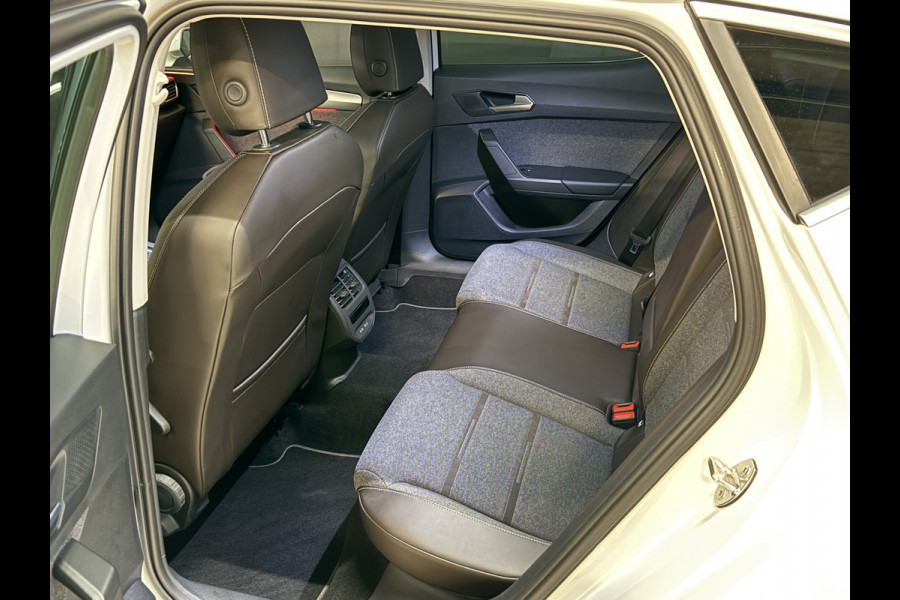 Seat Leon 1.5 eTSI Style Business Intense | Camera | Apple Carplay | Keyless