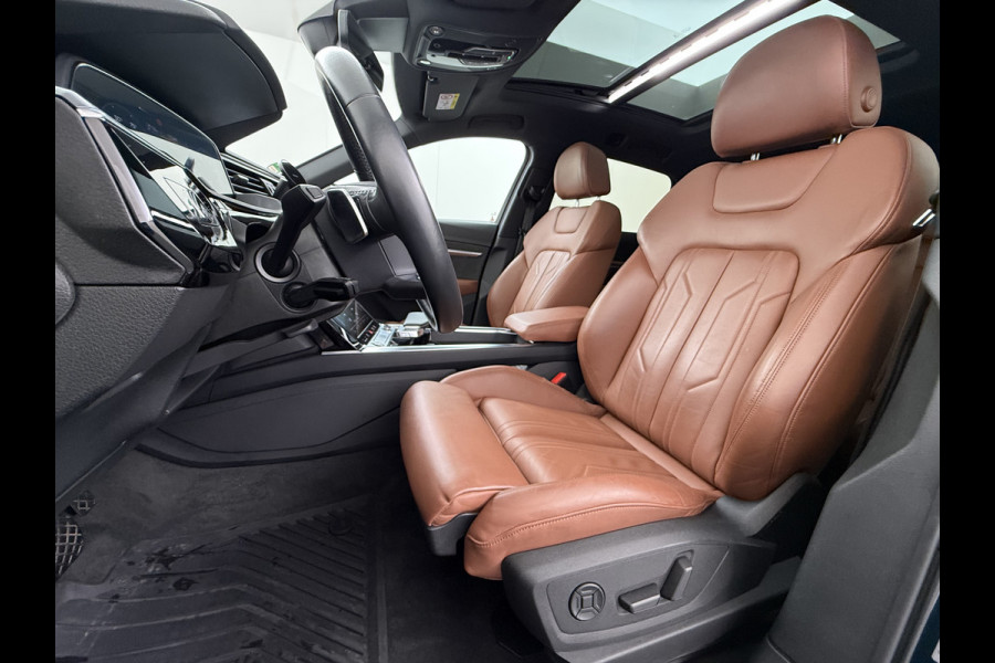 Audi e-tron 55 Quattro 95kWh SOH 96% Panoramadak Sportstoelen Trekhaak Adap.Cruise 360°Camera Apple Carplay Android Auto Leder Navi Ecc Busi Elek.Stoelen+Memory Elek.Achterklep Matrix Led AWD 4WD 1.800KG Trekgewicht 1e Eigenaar Origineel Nederlandse Auto Zeer complete Audi 55 E-tron