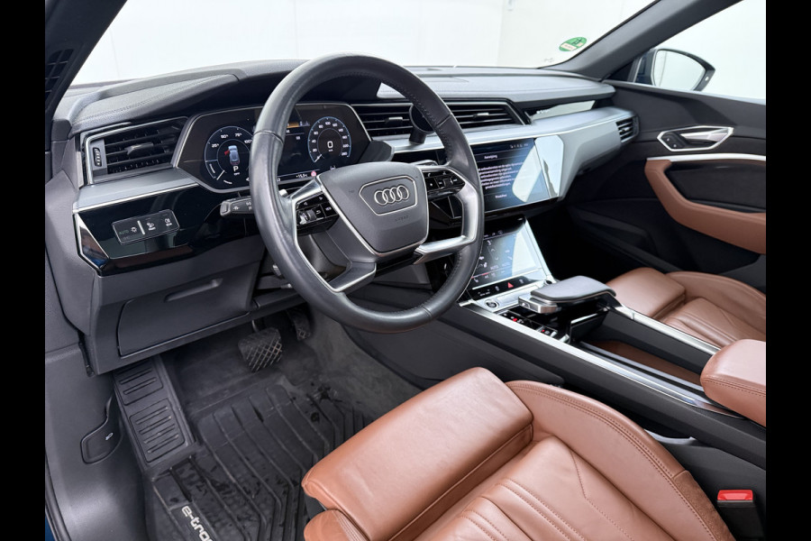 Audi e-tron 55 Quattro 95kWh SOH 96% Panoramadak Sportstoelen Trekhaak Adap.Cruise 360°Camera Apple Carplay Android Auto Leder Navi Ecc Busi Elek.Stoelen+Memory Elek.Achterklep Matrix Led AWD 4WD 1.800KG Trekgewicht 1e Eigenaar Origineel Nederlandse Auto Zeer complete Audi 55 E-tron