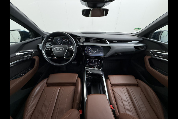Audi e-tron 55 Quattro 95kWh SOH 96% Panoramadak Sportstoelen Trekhaak Adap.Cruise 360°Camera Apple Carplay Android Auto Leder Navi Ecc Busi Elek.Stoelen+Memory Elek.Achterklep Matrix Led AWD 4WD 1.800KG Trekgewicht 1e Eigenaar Origineel Nederlandse Auto Zeer complete Audi 55 E-tron