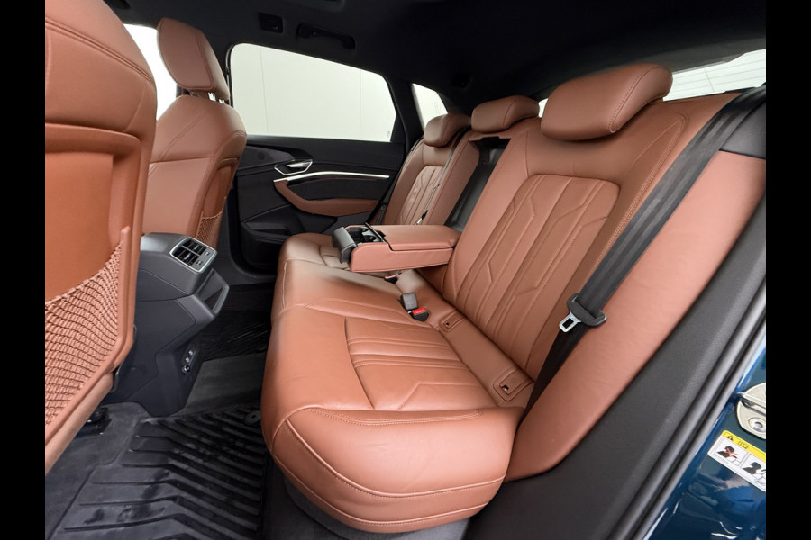 Audi e-tron 55 Quattro 95kWh SOH 96% Panoramadak Sportstoelen Trekhaak Adap.Cruise 360°Camera Apple Carplay Android Auto Leder Navi Ecc Busi Elek.Stoelen+Memory Elek.Achterklep Matrix Led AWD 4WD 1.800KG Trekgewicht 1e Eigenaar Origineel Nederlandse Auto Zeer complete Audi 55 E-tron