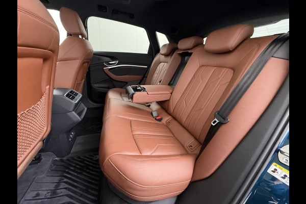 Audi e-tron 55 Quattro 95kWh SOH 96% Panoramadak Sportstoelen Trekhaak Adap.Cruise 360°Camera Apple Carplay Android Auto Leder Navi Ecc Busi Elek.Stoelen+Memory Elek.Achterklep Matrix Led AWD 4WD 1.800KG Trekgewicht 1e Eigenaar Origineel Nederlandse Auto Zeer complete Audi 55 E-tron