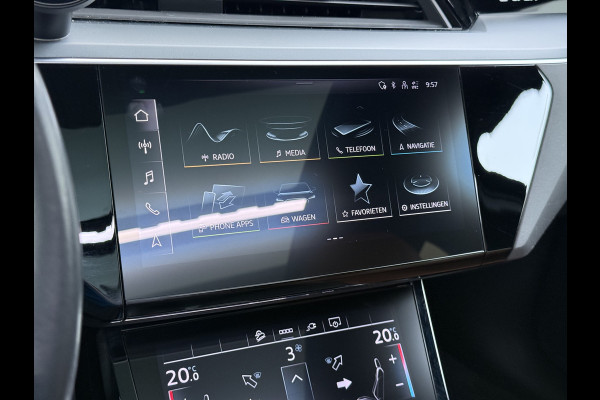 Audi e-tron 55 Quattro 95kWh SOH 96% Panoramadak Sportstoelen Trekhaak Adap.Cruise 360°Camera Apple Carplay Android Auto Leder Navi Ecc Busi Elek.Stoelen+Memory Elek.Achterklep Matrix Led AWD 4WD 1.800KG Trekgewicht 1e Eigenaar Origineel Nederlandse Auto Zeer complete Audi 55 E-tron