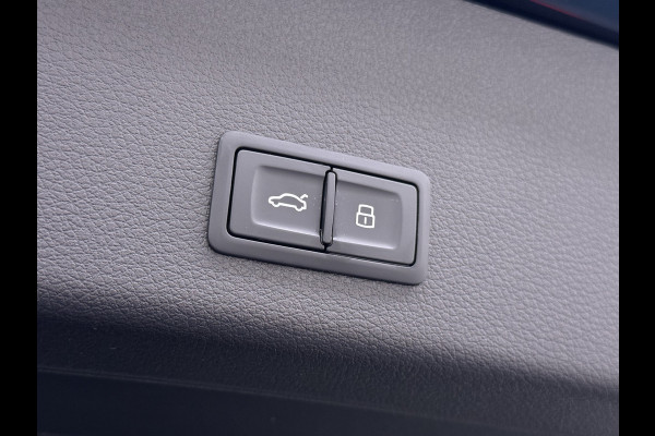 Audi e-tron 55 Quattro 95kWh SOH 96% Panoramadak Sportstoelen Trekhaak Adap.Cruise 360°Camera Apple Carplay Android Auto Leder Navi Ecc Busi Elek.Stoelen+Memory Elek.Achterklep Matrix Led AWD 4WD 1.800KG Trekgewicht 1e Eigenaar Origineel Nederlandse Auto Zeer complete Audi 55 E-tron