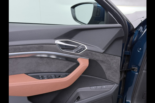Audi e-tron 55 Quattro 95kWh SOH 96% Panoramadak Sportstoelen Trekhaak Adap.Cruise 360°Camera Apple Carplay Android Auto Leder Navi Ecc Busi Elek.Stoelen+Memory Elek.Achterklep Matrix Led AWD 4WD 1.800KG Trekgewicht 1e Eigenaar Origineel Nederlandse Auto Zeer complete Audi 55 E-tron