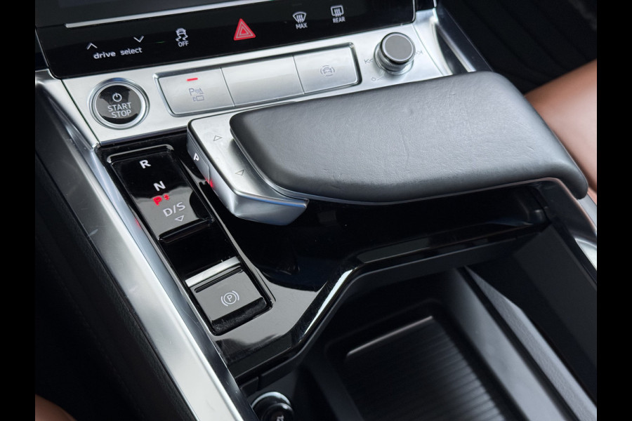 Audi e-tron 55 Quattro 95kWh SOH 96% Panoramadak Sportstoelen Trekhaak Adap.Cruise 360°Camera Apple Carplay Android Auto Leder Navi Ecc Busi Elek.Stoelen+Memory Elek.Achterklep Matrix Led AWD 4WD 1.800KG Trekgewicht 1e Eigenaar Origineel Nederlandse Auto Zeer complete Audi 55 E-tron