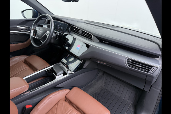 Audi e-tron 55 Quattro 95kWh SOH 96% Panoramadak Sportstoelen Trekhaak Adap.Cruise 360°Camera Apple Carplay Android Auto Leder Navi Ecc Busi Elek.Stoelen+Memory Elek.Achterklep Matrix Led AWD 4WD 1.800KG Trekgewicht 1e Eigenaar Origineel Nederlandse Auto Zeer complete Audi 55 E-tron