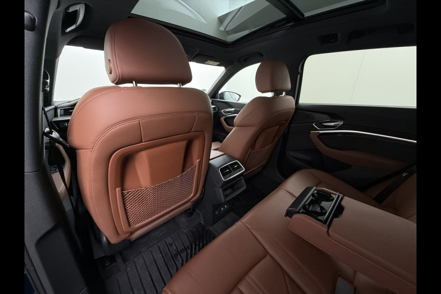 Audi e-tron 55 Quattro 95kWh SOH 96% Panoramadak Sportstoelen Trekhaak Adap.Cruise 360°Camera Apple Carplay Android Auto Leder Navi Ecc Busi Elek.Stoelen+Memory Elek.Achterklep Matrix Led AWD 4WD 1.800KG Trekgewicht 1e Eigenaar Origineel Nederlandse Auto Zeer complete Audi 55 E-tron