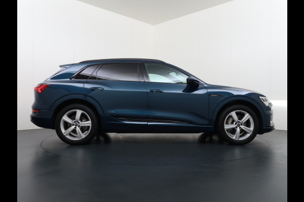 Audi e-tron 55 Quattro 95kWh SOH 96% Panoramadak Sportstoelen Trekhaak Adap.Cruise 360°Camera Apple Carplay Android Auto Leder Navi Ecc Busi Elek.Stoelen+Memory Elek.Achterklep Matrix Led AWD 4WD 1.800KG Trekgewicht 1e Eigenaar Origineel Nederlandse Auto Zeer complete Audi 55 E-tron