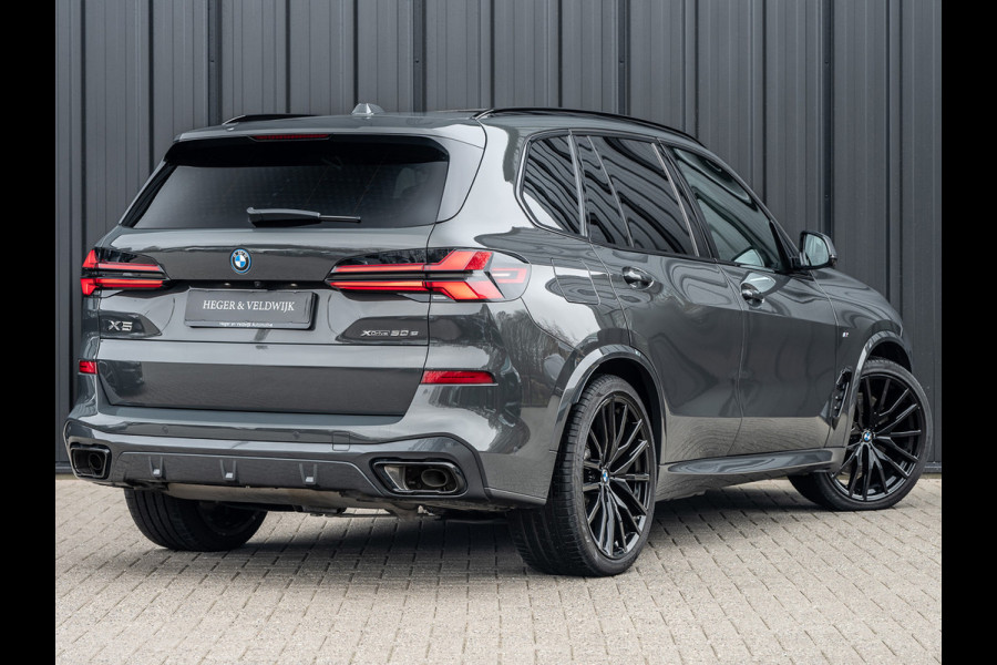 BMW X5 xDrive50e 490pk M Sport Pro | Panoramadak | Soft Close | Comfort Access | Trekhaak | Iconic Glow | M Gordels | 4-Zone Climate | Adaptive Led. | 360 Camera | Head-Up | Active Cruise | Harman/Kardon |