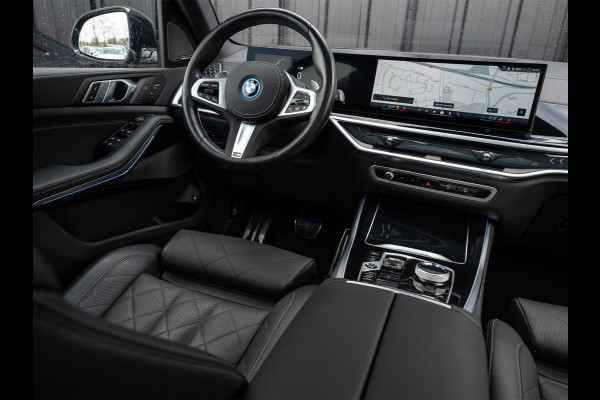 BMW X5 xDrive50e 490pk M Sport Pro | Panoramadak | Soft Close | Comfort Access | Trekhaak | Iconic Glow | M Gordels | 4-Zone Climate | Adaptive Led. | 360 Camera | Head-Up | Active Cruise | Harman/Kardon |