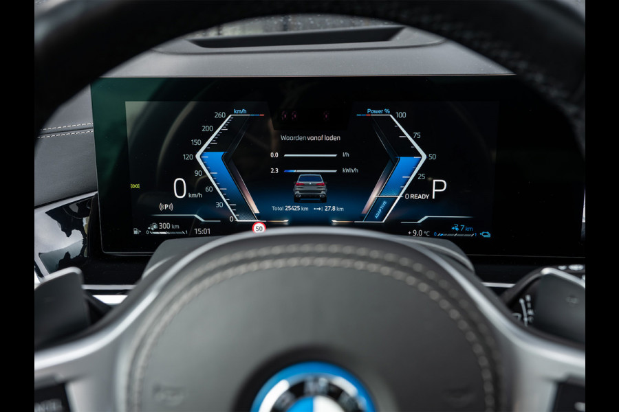 BMW X5 xDrive50e 490pk M Sport Pro | Panoramadak | Soft Close | Comfort Access | Trekhaak | Iconic Glow | M Gordels | 4-Zone Climate | Adaptive Led. | 360 Camera | Head-Up | Active Cruise | Harman/Kardon |