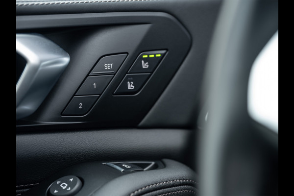 BMW X5 xDrive50e 490pk M Sport Pro | Panoramadak | Soft Close | Comfort Access | Trekhaak | Iconic Glow | M Gordels | 4-Zone Climate | Adaptive Led. | 360 Camera | Head-Up | Active Cruise | Harman/Kardon |